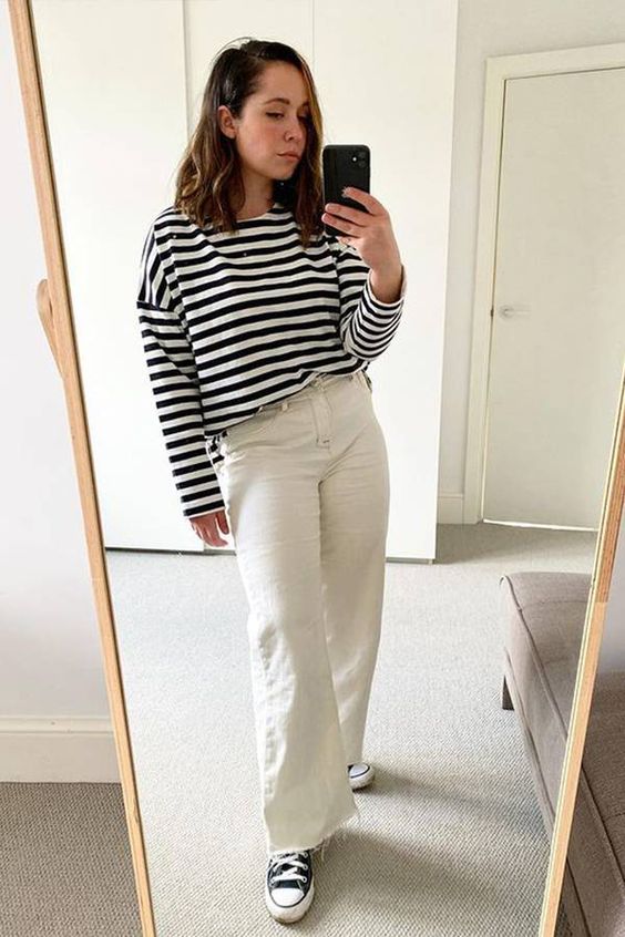 a Breton stripe top, white jeans, black sneakers are all you need for every day, take a bag and go