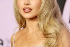 18 Sabrine Carpenter wearing long expensive blonde locks with side bangs and waves looks jaw-dropping