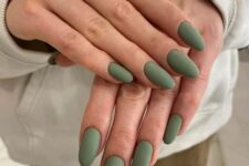 19 almond-shaped green matte nails look spring-like and very up-to-date