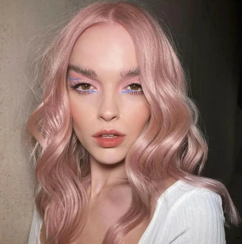 beautiful wavy peachy rose hair with central parting is a lovely idea to try right now, it looks soft and cool
