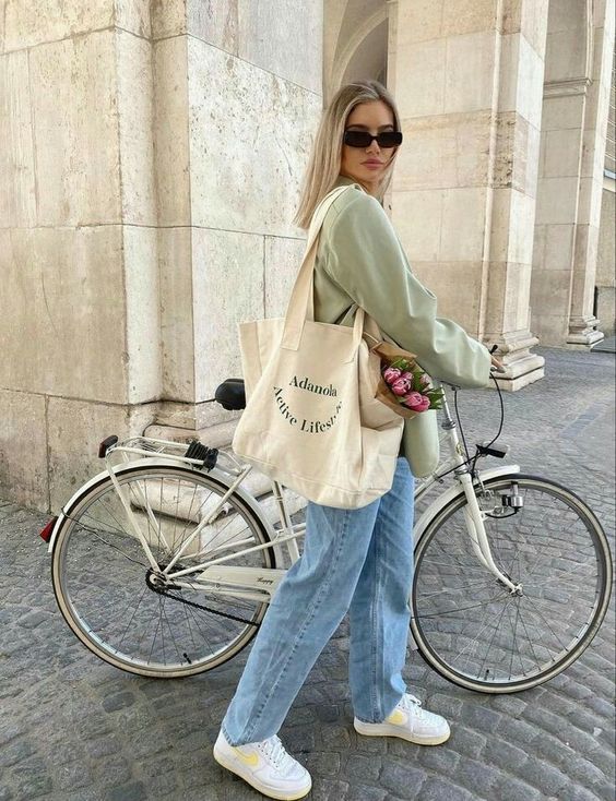 a lovely spring look with a canvas bag