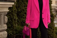 20 a total black look with a turtleneck, trousers and shoes, a hot pink oversized blazer and a fuchsia bag