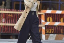 26 an elegant outfit with a neutral t-shirt, navy high waisted pants, black sneakers, a tan trench is a cool idea for spring