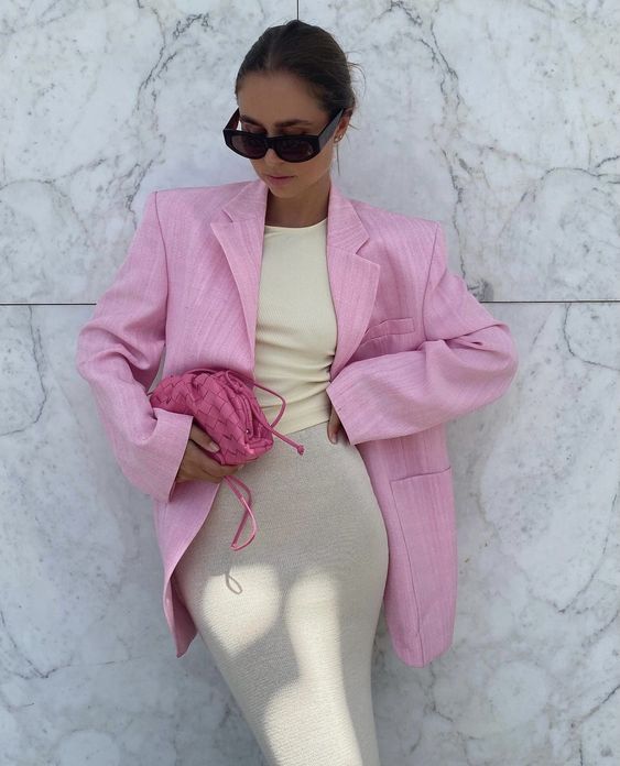 a neutral top and a matching skirt, a pink striped blazer, a hot pink woven bag are a great spring idea