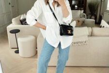 29 an oversized white t-shirt, blue jeans, black high top sneakers, a small black bag and a green cap are great for spring