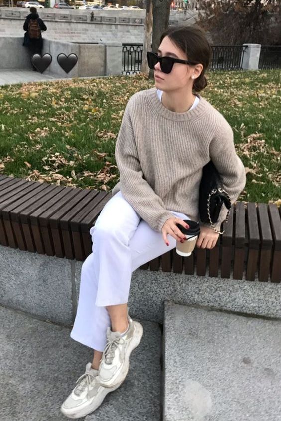 a white t-shirt and pants, a grey jumper, neutral trainers and a black bag are a great spring outfit