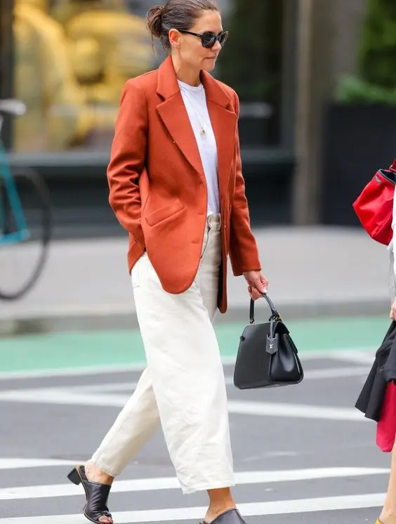 a white t-shirt, creamy jeans, a rust-colored blazer, black heels and a black bag are a great combo for spring and fall