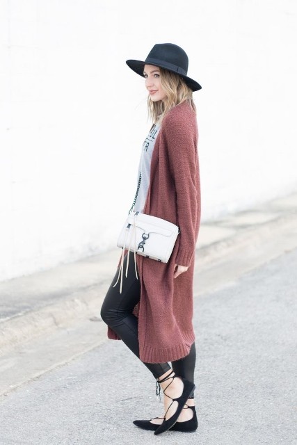 With black wide brim hat, gray labeled t shirt, white leather tassel bag and black lace up flat shoes