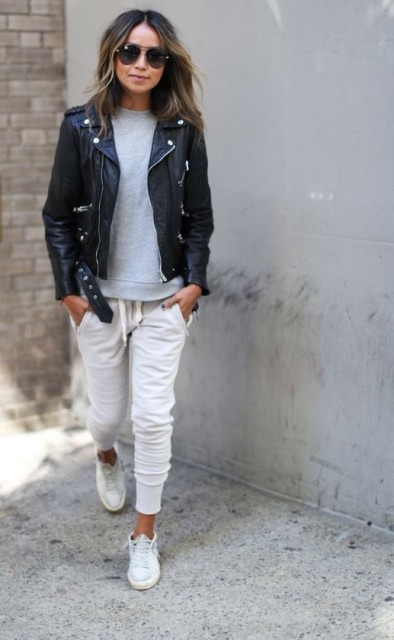 With sunglasses, gray loose sweatshirt and white sneakers