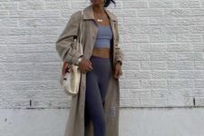 a sporty look with a grey crop top, graphite grey leggings, white trainers and socks, a beige trench and a canvas bag