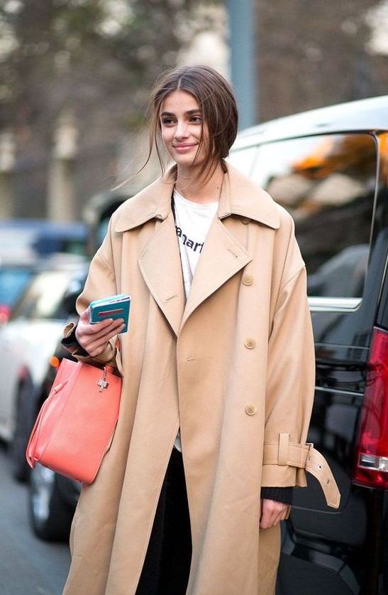 an oversized beige trench is a cool idea for spring, it's a timeless piece you may choose and it will be always on