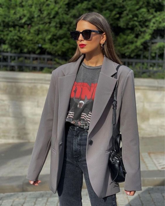a grey printed tee, a grey oversized blazer, black jeans, a black bag are a cool and bold look for spring