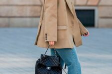 17 a chic spring look with an oversized beige blazer, blue jeans, purple New Balance sneakers and a black bag