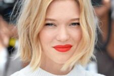 a blonde messy wavy chin length bob with a darker root is an ultimate idea for those who love blonde tones