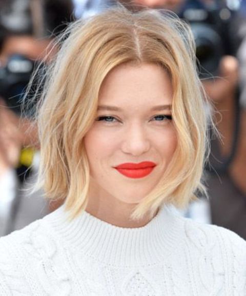 a blonde messy wavy chin length bob with a darker root is an ultimate idea for those who love blonde tones
