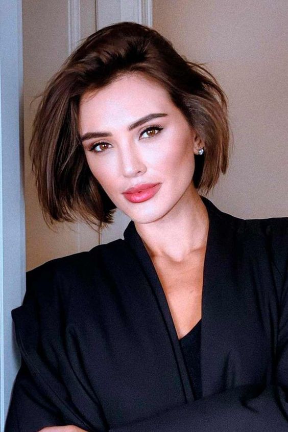 a lovely dark brown chin length bob with caramel highlights is a catchy and pretty idea to highlight the eyes