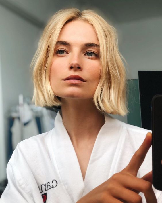 a pretty textural blonde bob with waves and central part is a catchy and lovely idea for a modern girl