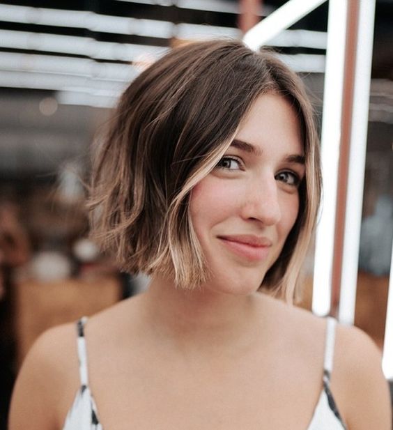 a stylish brown bob with blonde highlights and blonde face-framing locks is a catchy and pretty idea, with texture like here it's even better