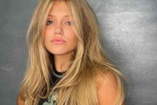 long blonde hair wiht a butterfly haircut, with a darker root and feathered layers is a lovely idea to give your hair dimension