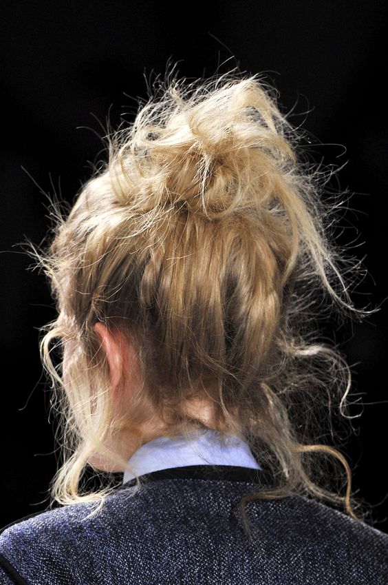 a super mess top knot with a lot of textured hair down is always a good idea that can be realized on the go