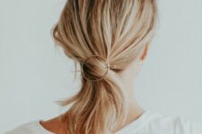 a simple ponytail hairstyle