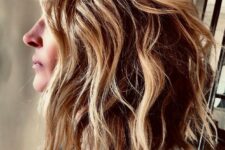 Julia Roberts rocking a ginger collarbone bob with blonde balayage and messy textural waves looks fab