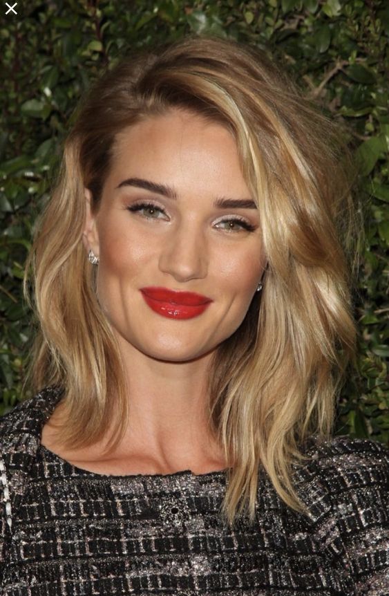 Rosey Huntington-Whiteley rocking a gold and honey blonde shoulder-length bob with a darker root looks fabulous