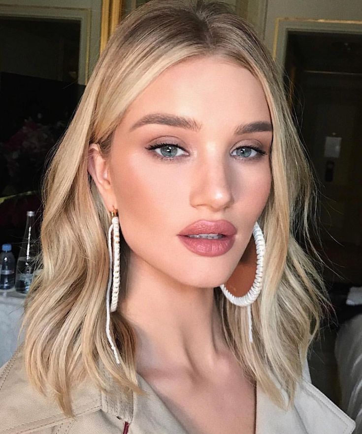 Rosie Huntington-Whiteley wearing long gold blonde hair with central part and some waves looks stylish