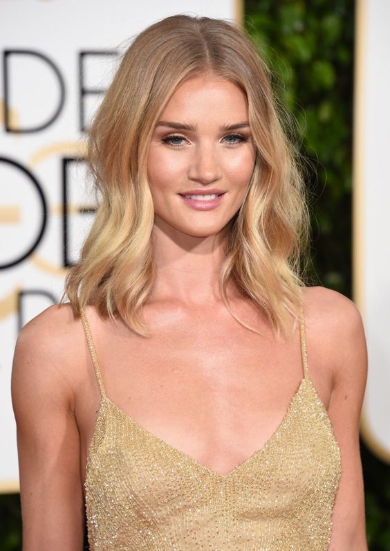 Rosie Huntington-Whiteley wrocking medium-length gold blonde hair with a darker root looks jaw-dropping