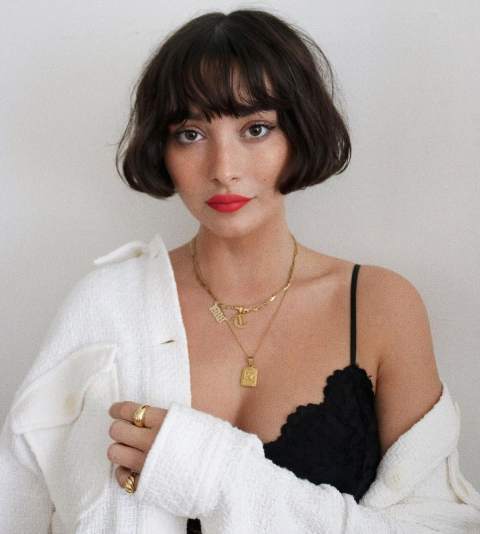 a French blunt bob in dark brown, with waves and bans is a catchy idea with real French chic