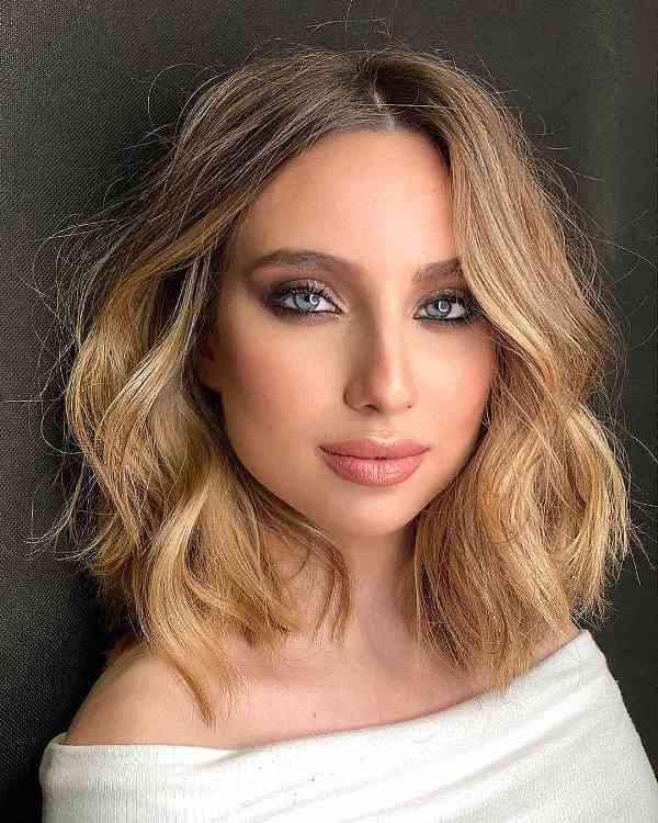 a beautiful bronze blonde center-parted layered bob with a darker root is a very chic idea to rock