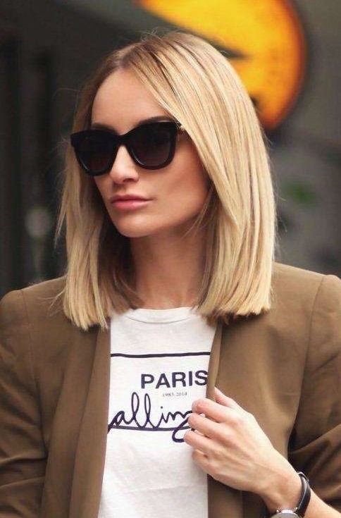 a classic blonde clavicut with sleek and voluminous hair and curtain bangs looks very up-to-date and very stylish