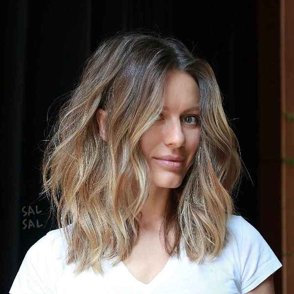a cute long wavy bob with long layers, a darker root and a blonde balayage is a gorgeous idea that looks effortlessly chic