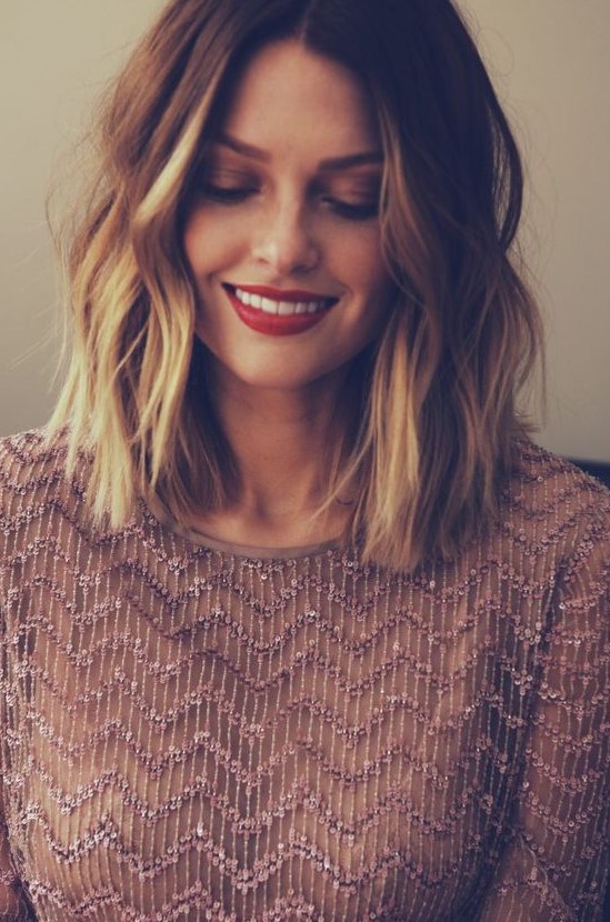 a dark brown outgrown bob with blonde balayage, waves and middle part is a catchy and chic idea