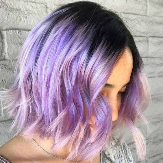 a delicate lilac wavy bob with a black root is a stylish and chic idea to rock, it looks catchy