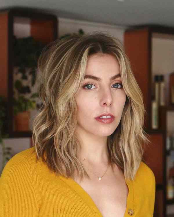 a layered brown lob with blonde highlights is a catchy and chic idea that looks messy and sexy