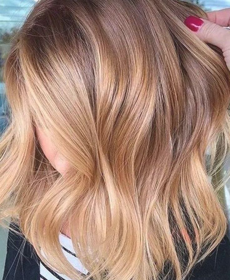 a ligth brown wavy long bob with gold and honey blonde balayage is amazing and chic