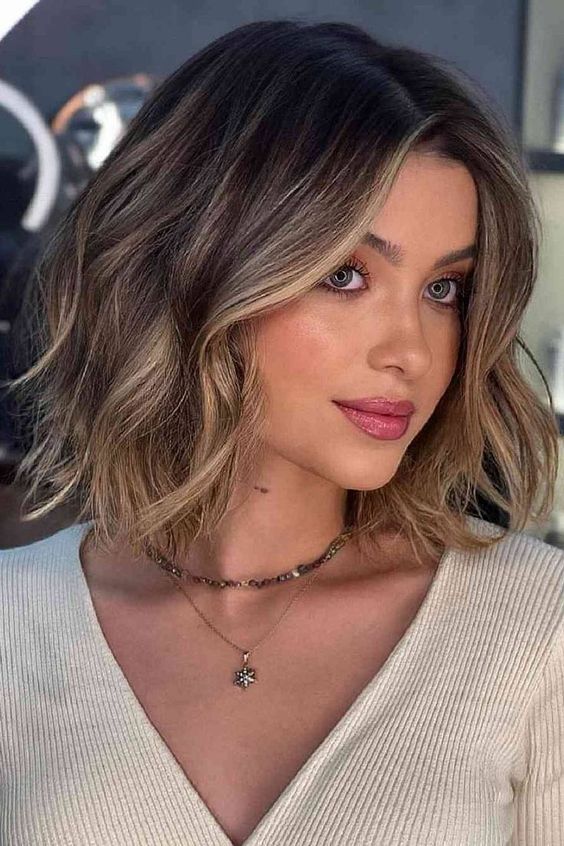 a long light brunette bob with honey balayage, middle part and loose waves is a lovely and very delicate idea with a girlish touch