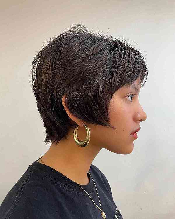 a lovely 90s inspired bixie haircut is a great option, it looks edgy and has a Y2k vibe to it