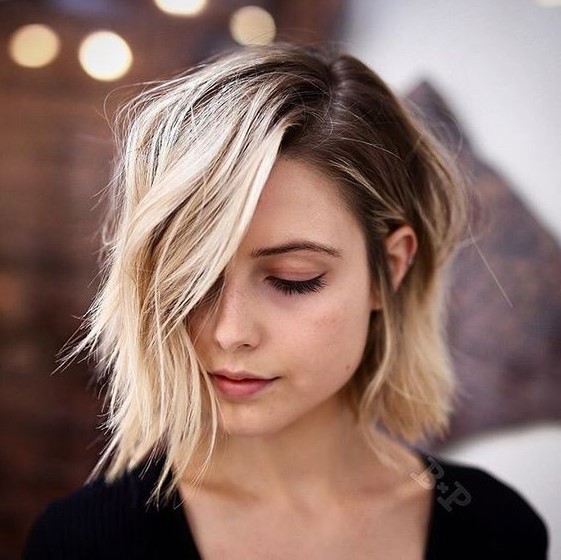 a lovely rooty gold blonde bob with waves is a stylish idea to wear and it looks pretty natural