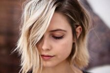 a lovely rooty warm blonde bob with waves is a stylish idea to wear and it looks pretty natural