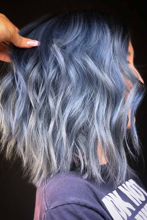 an ocean blue wavy long bob is a super stylish and chic idea to rock, and this shade of blue is very beautiful
