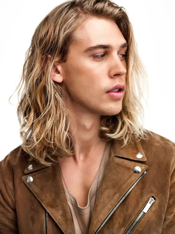 beautiful blonde wavy shoulder-length hair with a darker root is real surfer hair, it looks a bit messy yet sexy