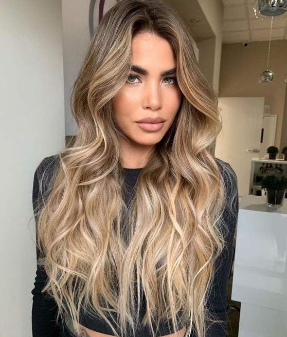 brunette hair with lovely and shiny gold blonde highlights that looked very sunkissed and stylish