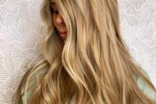 gorgeous super long honey blonde wavy haur and side parting is a beautiful idea you may try for a summer-inspired look