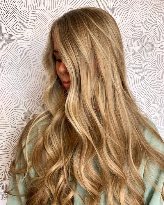 Gorgeous super long honey blonde wavy haur and side parting is a beautiful idea you may try for a summer inspired look