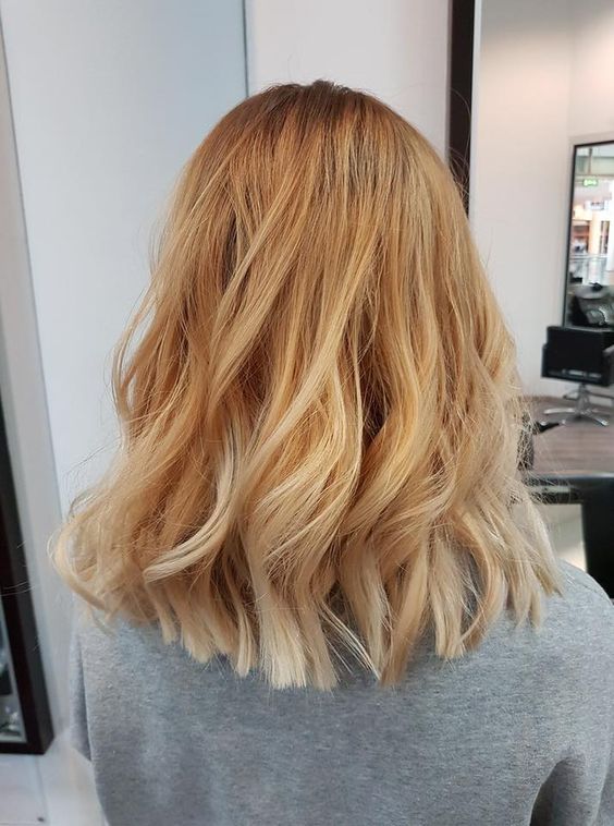 honey blonde wavy hair with gold blonde ombre is a chic and catchy idea, and it looks very flattering
