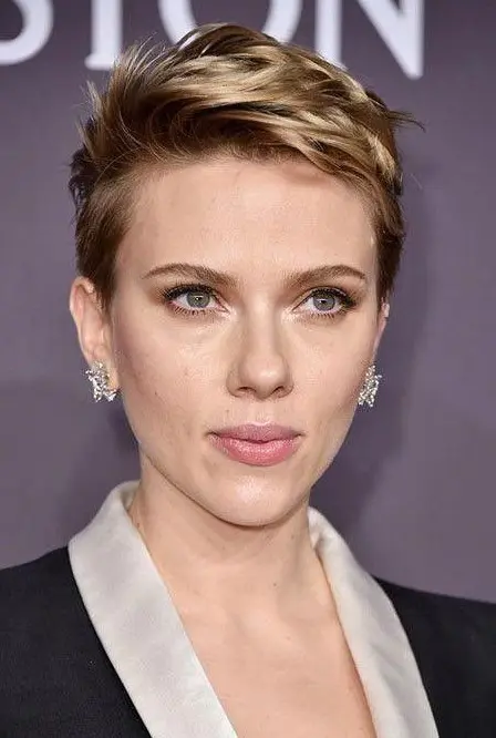 Scarlett Johansson wearing a textural short blonde pixie looks very chic and daring