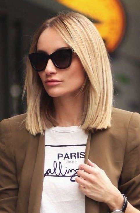 a classic blonde clavicut with sleek and voluminous hair and face-framing layers looks very up-to-date and very stylish