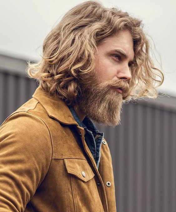 a golden blonde wavy bob and long beard are a cool and catchy combo, add texture to your waves